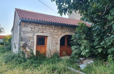 Kleines Steinhaus und Baugrundstück, ca. 5 km von Višnjan und 17 km von Poreč entfernt